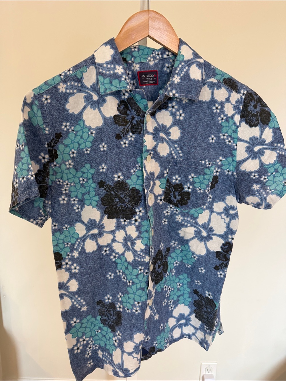 UNTUCKit Blue Floral Short Sleeve Button-Down Shirt with Teal and White Accents